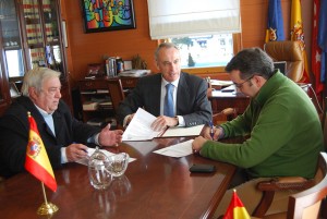 Firma del convenio entre el Minifútbol y el Ayuntamiento de Torrelodones. Javier "Vieja" García de Leániz, Carlos Galbeño y Fernando González. Firma del convenio entre el Minifútbol y el Ayuntamiento de Torrelodones. Javier "Vieja" García de Leániz, Carlos Galbeño y Fernando González.