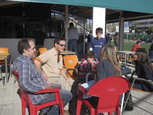Jorge Sanz y cía., esperando el comienzo del partido de su hijo, el pasado domingo 16 Jorge Sanz y cía., esperando el comienzo del partido de su hijo, el pasado domingo 16