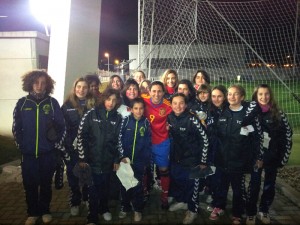 Las jugadoras Sub-13 del Torrelodones CF animaron a la Selección Femenina de España