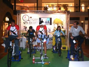 Carlos Llano pedaleó 12 horas seguidas en el C.C. Espacio Torrelodones con un fin solidario