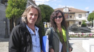 Rubén Díaz y Ana Hurtado, de AcTÚa, esta mañana frente al Ayuntamiento de Torrelodones