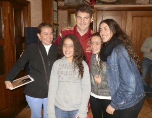 Iker Casillas con un grupo de torresanas