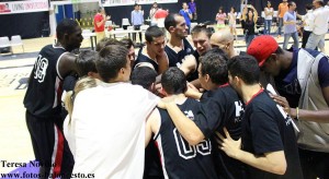 HM Torrelodones celebra el ascenso (Foto: Teresa Novillo www.fotos-baloncesto.es)