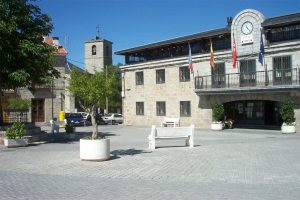 Foto de la fachada del Ayuntamiento de Colmenarejo y la plaza